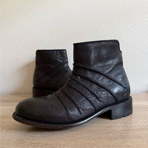 John Fluevog Beauvoir black leather ankle boots Women’s Sz 8